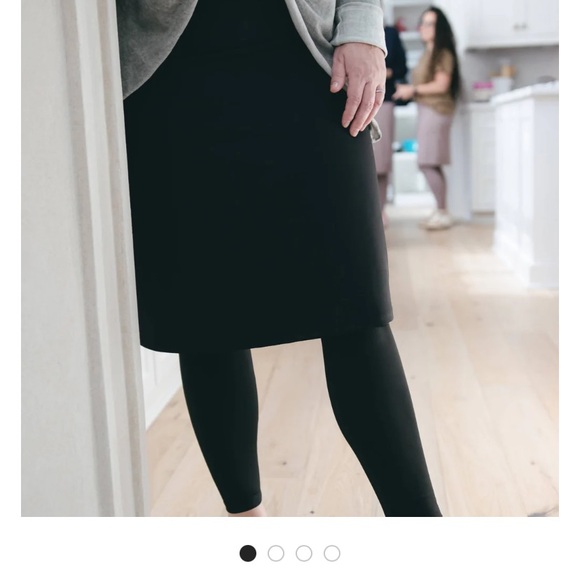 Women's Snoga like Mod Lifewear Lifestyle Skirt- w/ capri leggings size XS tall - Picture 2 of 3